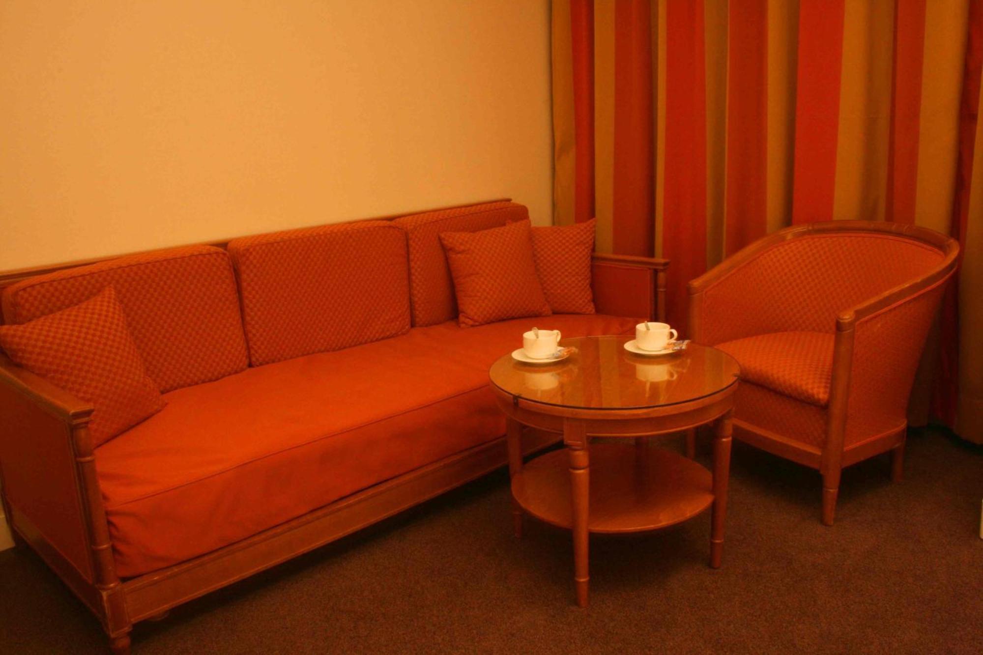 Le Grand Monarque Hotel Melun Kültér fotó
